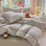 Lenjerie pat dublu  - bumbac 100 % , 4 piese, Cearceaf cu elastic , Crem cu Carouri si Dantela - imagine 3