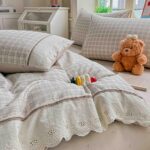 Lenjerie pat dublu  - bumbac 100 % , 4 piese, Cearceaf cu elastic , Crem cu Carouri si Dantela - imagine 4