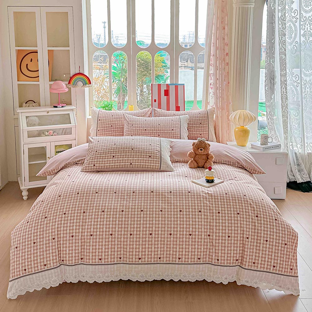 8.1-2.jpg Lenjerie pat dublu - bumbac 100 % , 4 piese, Cearceaf cu elastic , Roz Pudra cu Carouri, Inimioare si Dantela - imagine 1