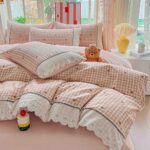 Lenjerie pat dublu  - bumbac 100 % , 4 piese, Cearceaf cu elastic , Roz Pudra cu Carouri, Inimioare si Dantela - imagine 2
