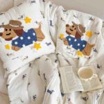 Pilotă pentru copii 2 în 1, 100% Bumbac, Transformabilă în Pernă – 150 x 200 cm, Crem-Albastru, Model Cățeluș Cowboy - imagine 2