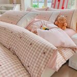 Lenjerie pat dublu  - bumbac 100 % , 4 piese, Cearceaf cu elastic , Roz Pudra cu Carouri, Inimioare si Dantela - imagine 3