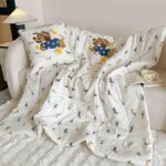 Pilotă pentru copii 2 în 1, 100% Bumbac, Transformabilă în Pernă – 150 x 200 cm, Crem-Albastru, Model Cățeluș Cowboy - imagine 3