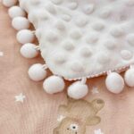 Păturică copii din bumbac 100% și Minky 3D, 100 x 150 cm  – Roz Pudrat , model cu Ursuleți și Steluțe - imagine 4