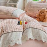 Lenjerie pat dublu  - bumbac 100 % , 4 piese, Cearceaf cu elastic , Roz Pudra cu Carouri, Inimioare si Dantela - imagine 4