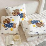 Pilotă pentru copii 2 în 1, 100% Bumbac, Transformabilă în Pernă – 150 x 200 cm, Crem-Albastru, Model Cățeluș Cowboy - imagine 4