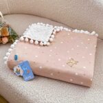 Păturică copii din bumbac 100% și Minky 3D, 100 x 150 cm  – Roz Pudrat , model cu Ursuleți și Steluțe - imagine 5