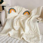 Pilotă pentru copii și bebeluși 2 în 1, 100% Bumbac, Transformabilă în Pernă – 100 x 145 cm,  model Curcubeu, Crem - imagine 3