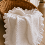 Păturică Albă Premium din Muselină 4 Straturi cu Volănaș – 100×100 cm
