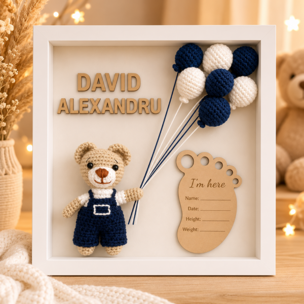 Tablou personalizat Shadow Box – Ursulet salopeta bleumarin
