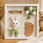 Tablou personalizat Shadow Box – Iepuras salopeta verde pastel
